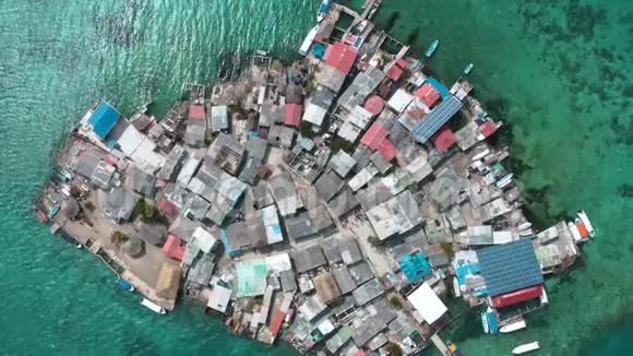 世界上人口最多的岛屿圣克鲁斯岛的航拍视频的预览图