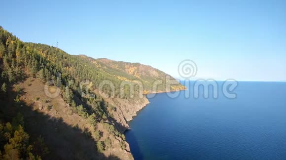 鸟瞰贝加尔湖海岸线视频的预览图