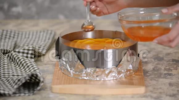 糕点厨师做美味的桃子果冻蛋糕视频的预览图