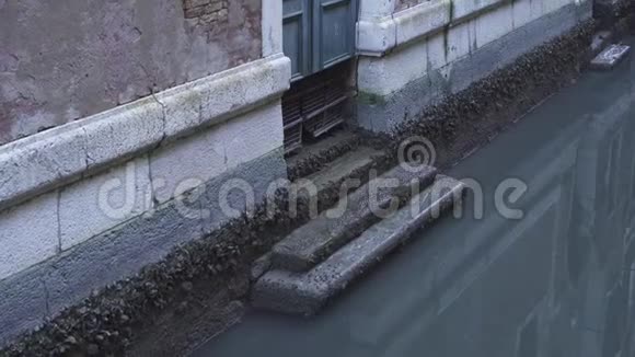 威尼斯一所房子的门朝向有水的运河视频的预览图