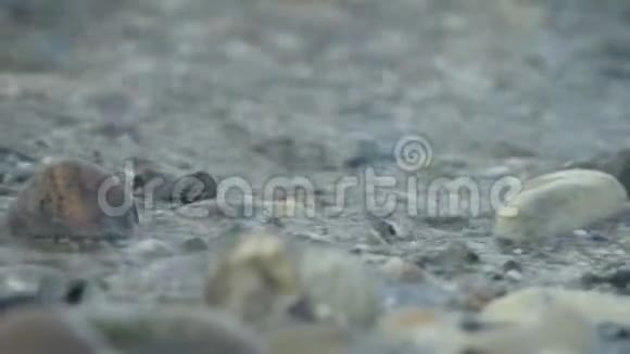 海水波浪抛光卵石和石头视频的预览图