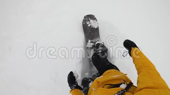 从山上来的雪板粉多雪自由的GoPro摄像机指向下视频的预览图