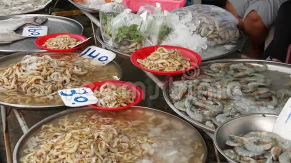 在当地市场销售的海洋产品从以上鲜香海鲜在冰上与价格上架市场螃蟹视频的预览图