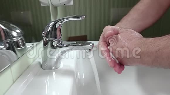 人用肥皂洗手慢动作视频的预览图