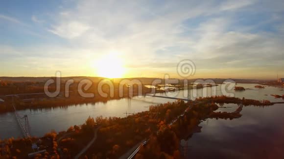 秋季日落时工业城市的鸟瞰图视频的预览图