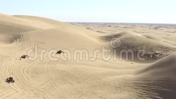 空中跟随景观所有地形车辆ATV在沙漠中行驶在沙丘上视频的预览图
