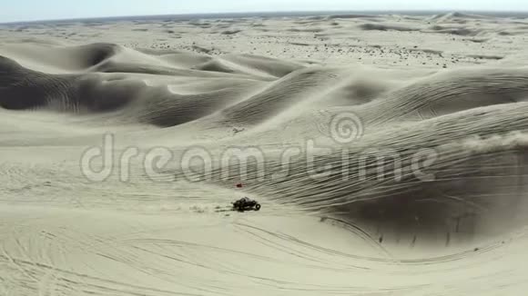 所有地形车辆ATV在沙漠沙丘上行驶鸟瞰视频的预览图