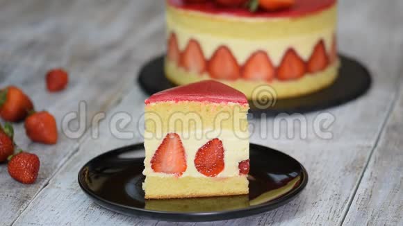 一块带草莓的水果蛋糕视频的预览图