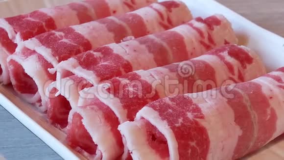 火锅生猪肉在盘子上的运动视频的预览图