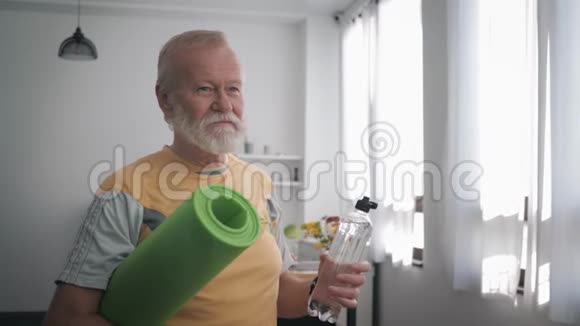 生活在体育运动中的老人在室内站着时要注意身体健康喝干净的水视频的预览图