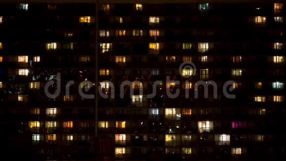 一栋多层建筑窗户的夜间光线消失视频的预览图