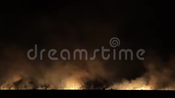 铁路附近场地火灾及烟灾火车从火里穿过时间推移视频的预览图