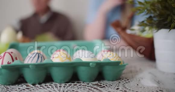 复活节快乐老人和沃玛吃复活节早餐视频的预览图