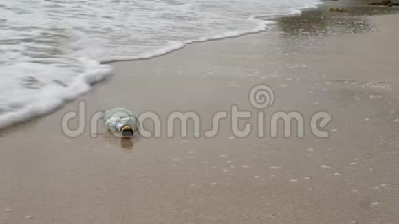 海浪带着信息扔瓶子视频的预览图