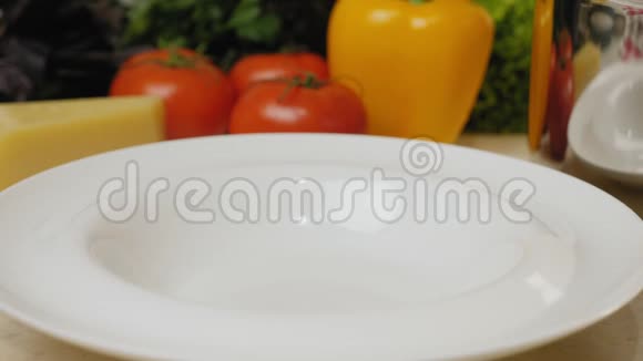 煮熟的意大利面放在盘子里特写视频的预览图