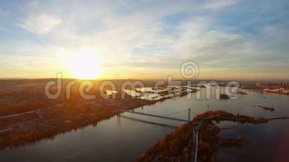 秋季日落时建立伊尔库茨克市的鸟瞰图视频的预览图