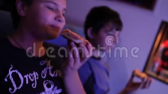 男生在电视机前吃饭视频的预览图