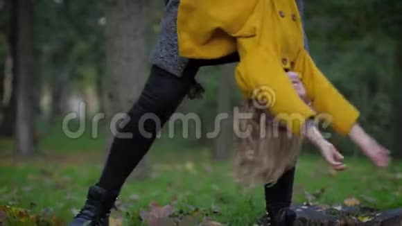 有趣的游戏一个快乐美丽的女孩在秋天和她的母亲在公园玩的肖像视频的预览图
