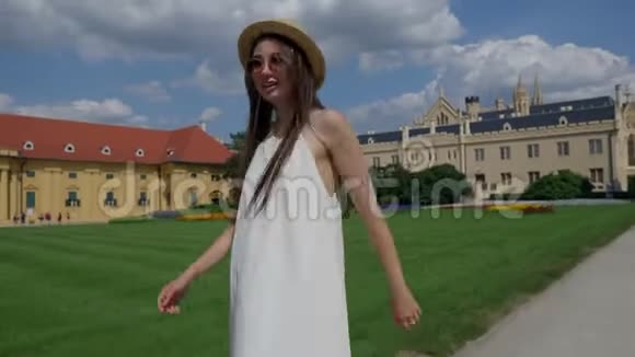 旅游妇女在莱德尼斯城堡的一个区域奔跑视频的预览图