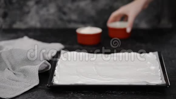 糕点厨师做一个月桂卷蛋糕洒杏仁片在月桂基地视频的预览图