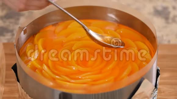 做美味的桃果冻蛋糕的糕点厨师视频的预览图
