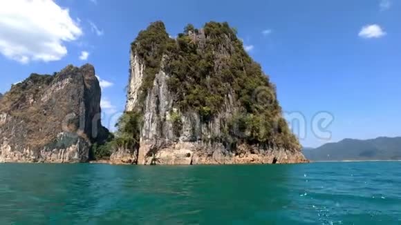 泰国高索国家公园湖上美丽的峭壁视频的预览图