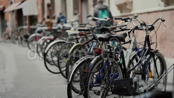 一排自行车停在街道停车场上自行车紧紧地挨着对方视频的预览图