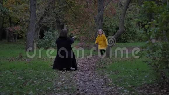 欢乐的相遇可爱的小女孩兴高采烈地奔向她慈爱的母亲在露天的秋天散步视频的预览图