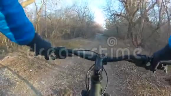 在森林里骑自行车的人第一人称视角视频的预览图