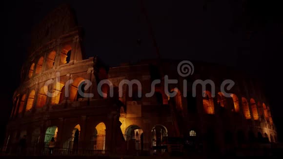 罗马竞技场脚手架在夜间修复翻修修理视频的预览图