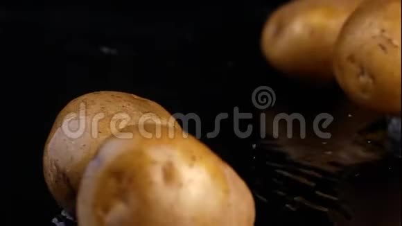 新鲜有机幼土豆加水视频的预览图