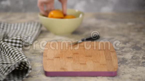 在木切割板上切桃罐头视频的预览图