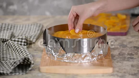 做美味的桃果冻蛋糕的糕点厨师视频的预览图