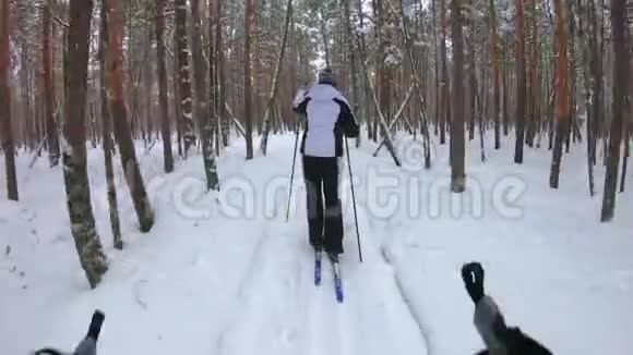 无法辨认的滑雪者在森林里行走第一人称观点视频的预览图