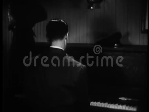 坐在钢琴旁的人的后视图视频的预览图