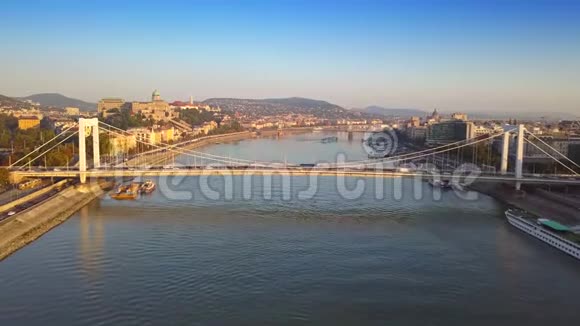 匈牙利布达佩斯日出时飞越伊丽莎白大桥朝布达城堡皇家宫殿飞去视频的预览图