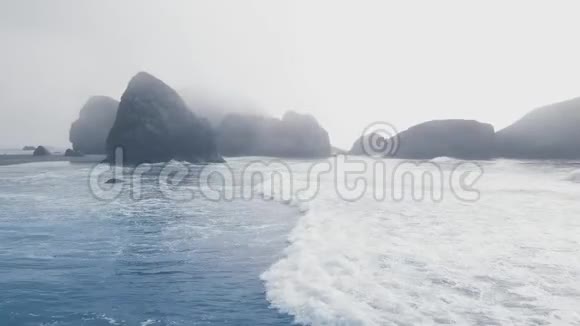 在雾中的海浪和突出的悬崖的无人机射击视频的预览图
