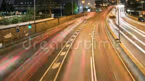 市区夜间交通灯在道路上的条纹视频的预览图