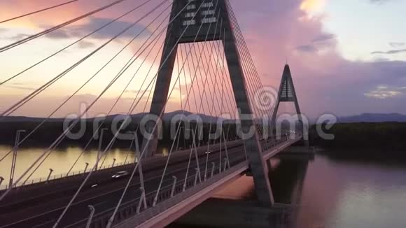 匈牙利布达佩斯日落时分在梅盖里大桥上飞4K下午交通繁忙天空紫色美丽视频的预览图