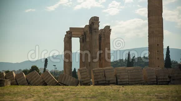 希腊雅典宙斯神庙遗址的陷落柱视频的预览图