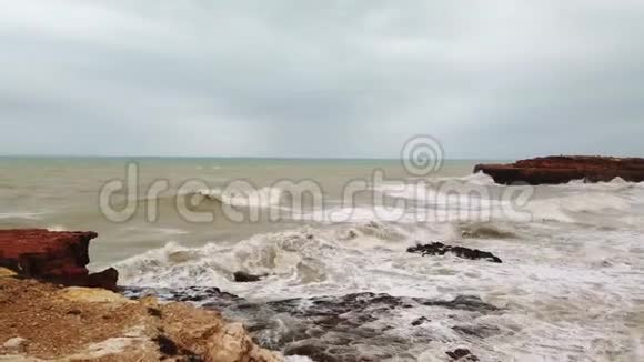 海浪拍打着岩石海浪拍打着海岸岩石海浪拍打着泡沫岩石视频的预览图
