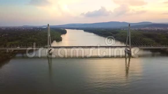 匈牙利布达佩斯日落时分在梅盖里大桥上空飞行4K下午交通繁忙天空中有格洛登视频的预览图