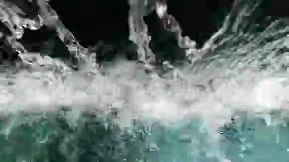 晶莹剔透的水流落入水中产生飞溅和气泡特写镜头视频的预览图