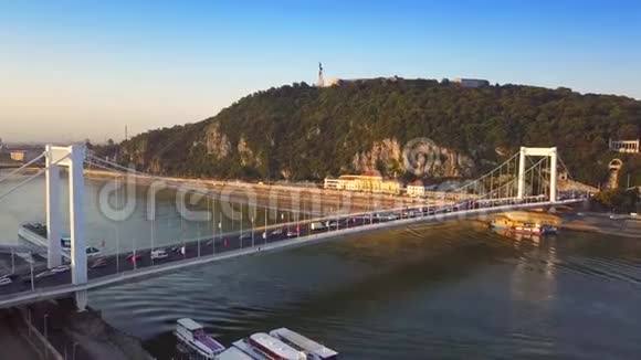 匈牙利布达佩斯4K无人驾驶飞机飞越Elisabeth桥向GellertHill和自由女神像飞行视频的预览图