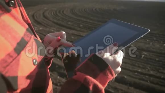 农业领域使用数字平板电脑的农学家视频的预览图