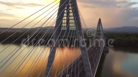 匈牙利布达佩斯日落时分从梅盖里大桥起飞4K下午交通繁忙有格洛登天空和布达山视频的预览图