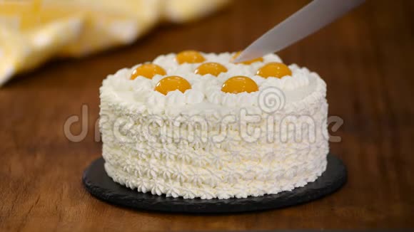 女性手切自制奶油蛋糕与桃子视频的预览图