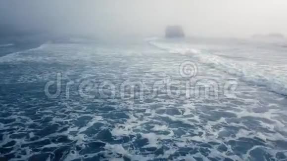 在雾蒙蒙的一天里无人机可以看到一股起泡的海浪视频的预览图