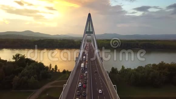 匈牙利布达佩斯日落时分在梅盖里大桥上空飞行4K下午交通繁忙有格洛登天空和布达山视频的预览图