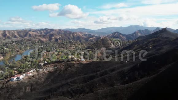加州伍斯利野火后的鸟瞰山视频的预览图